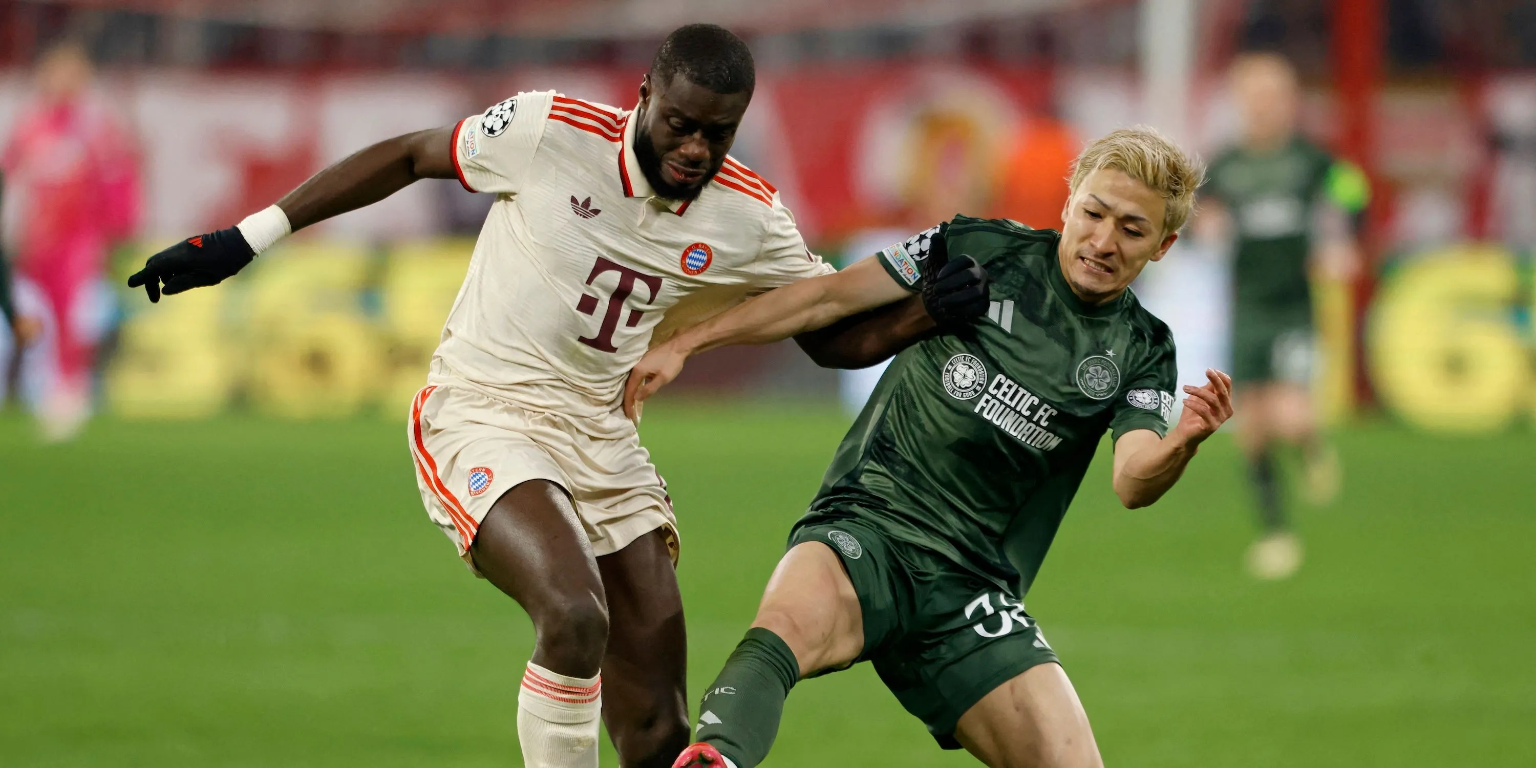 Hậu vệ Dayot Upamecano (Bayern Munich) tranh chấp bóng với Daizen Maeda (Celtic) - mục tiêu chuyển nhượng của Spurs.