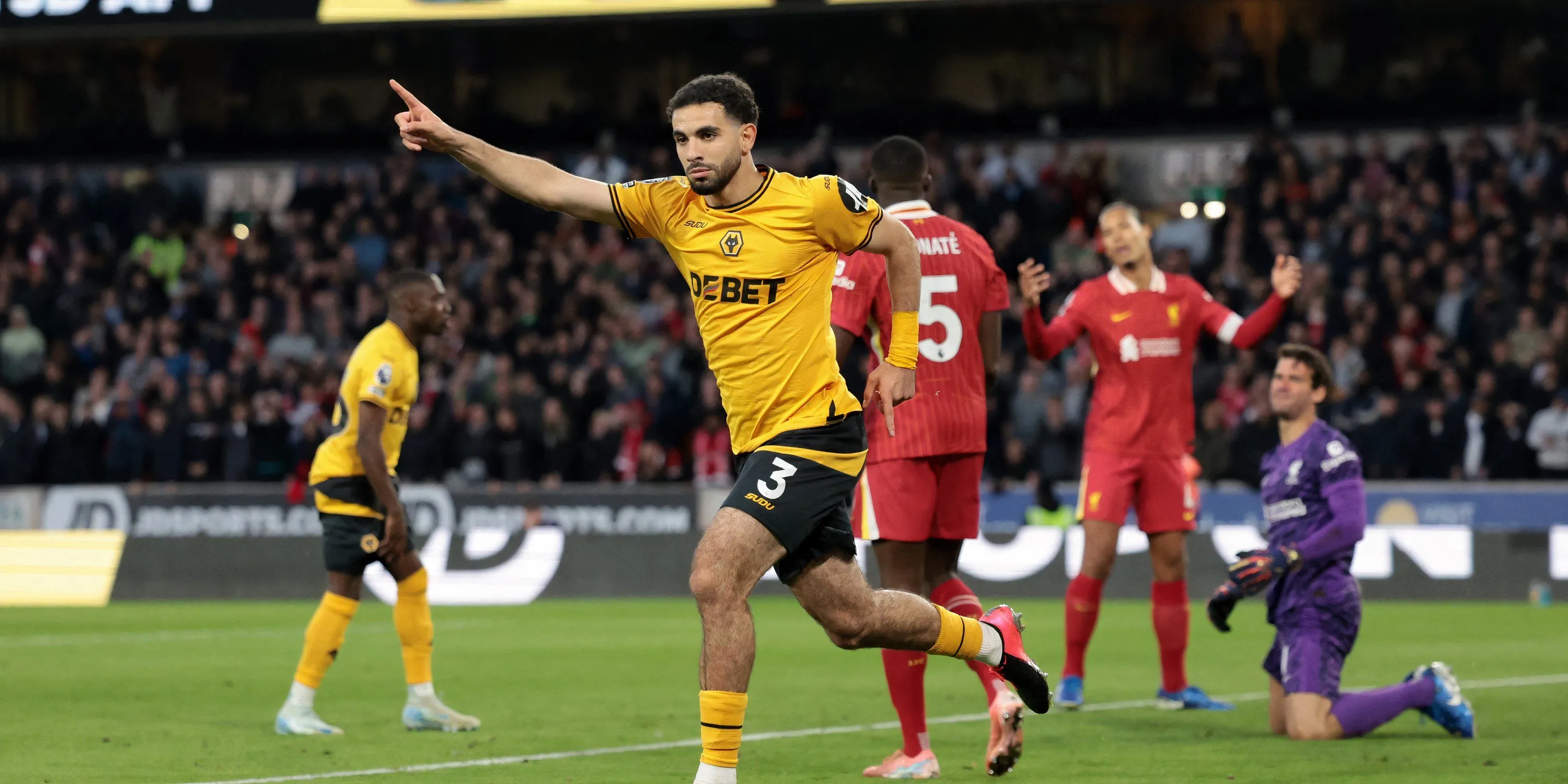 Hậu vệ Rayan Ait-Nouri trong màu áo Wolves thi đấu tại Premier League