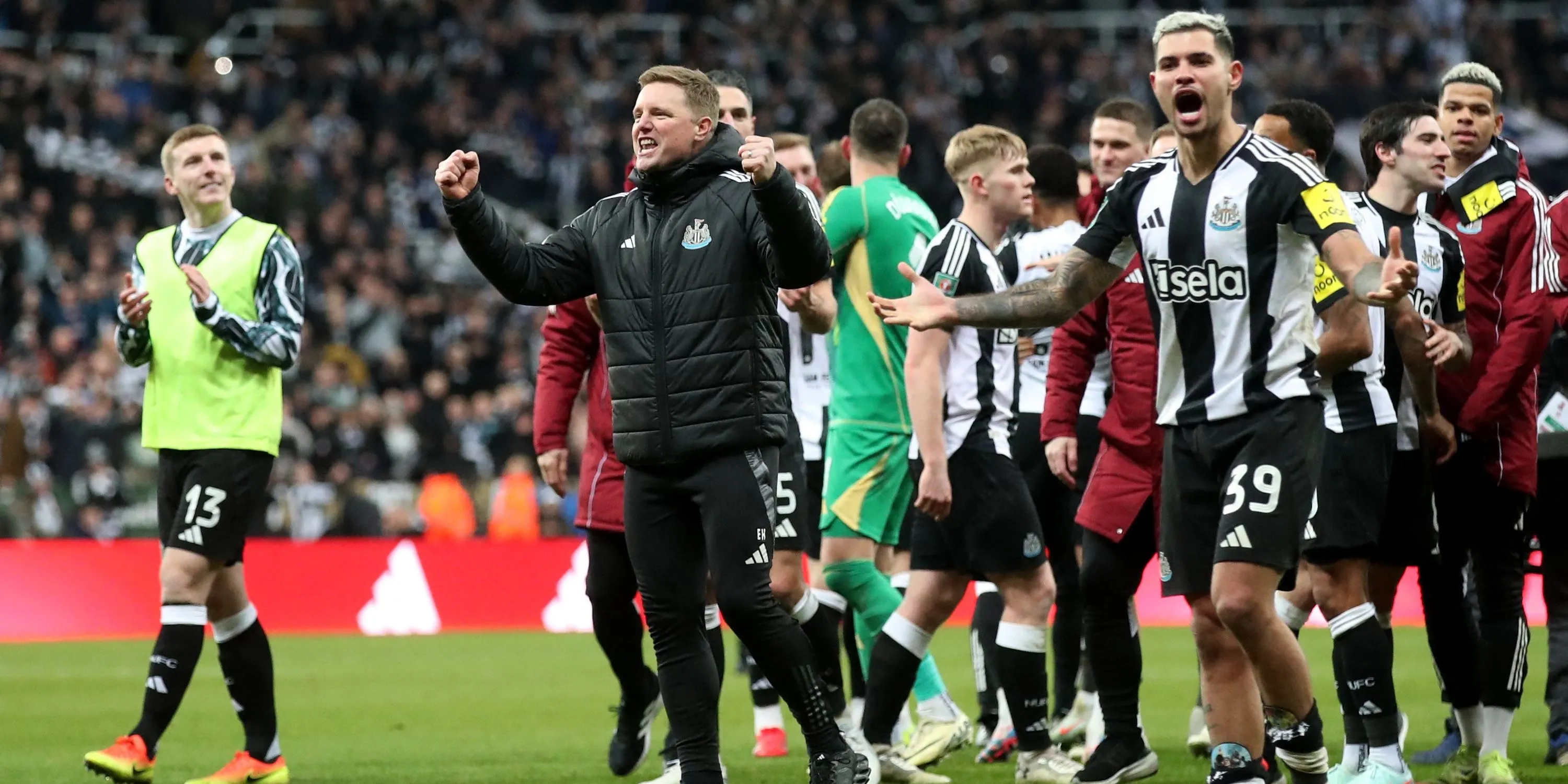 Huấn luyện viên Eddie Howe và tiền vệ Bruno Guimaraes của Newcastle ăn mừng chiến thắng