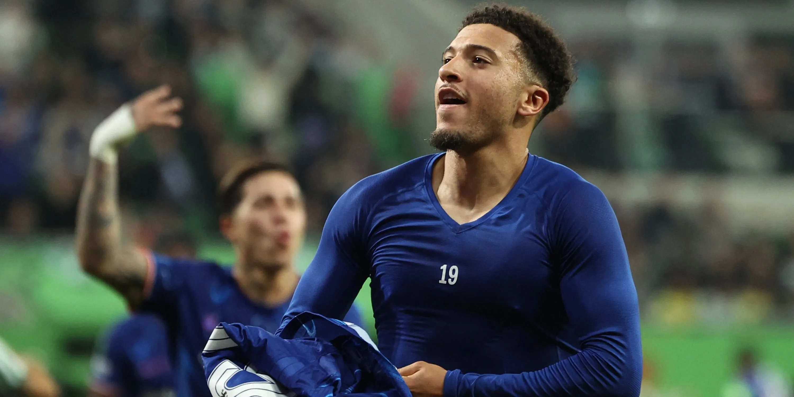 Jadon Sancho trong màu áo Chelsea khi sắp rời câu lạc bộ