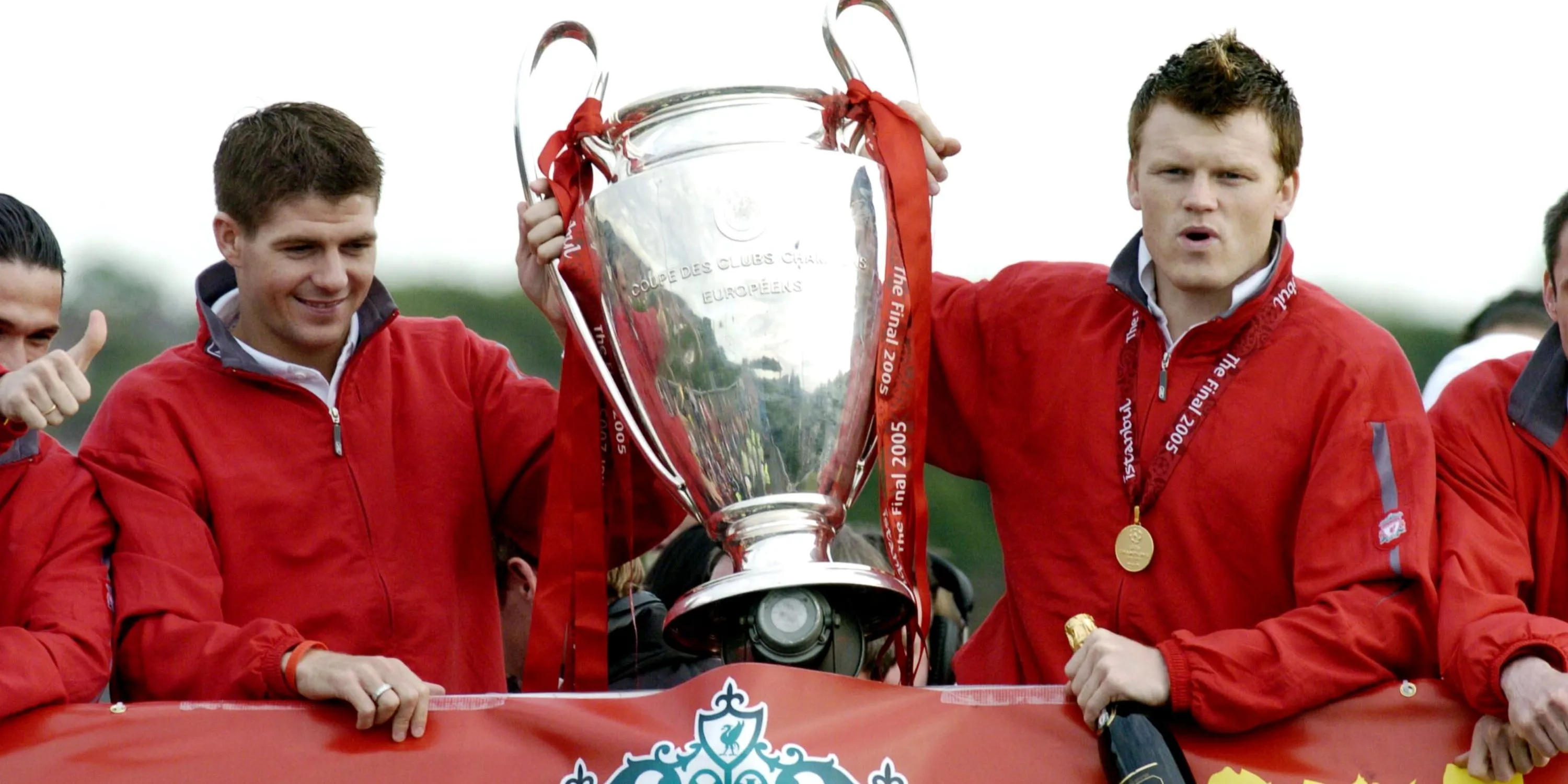 John Arne Riise nâng cao chiếc cúp Champions League cùng Liverpool năm 2005