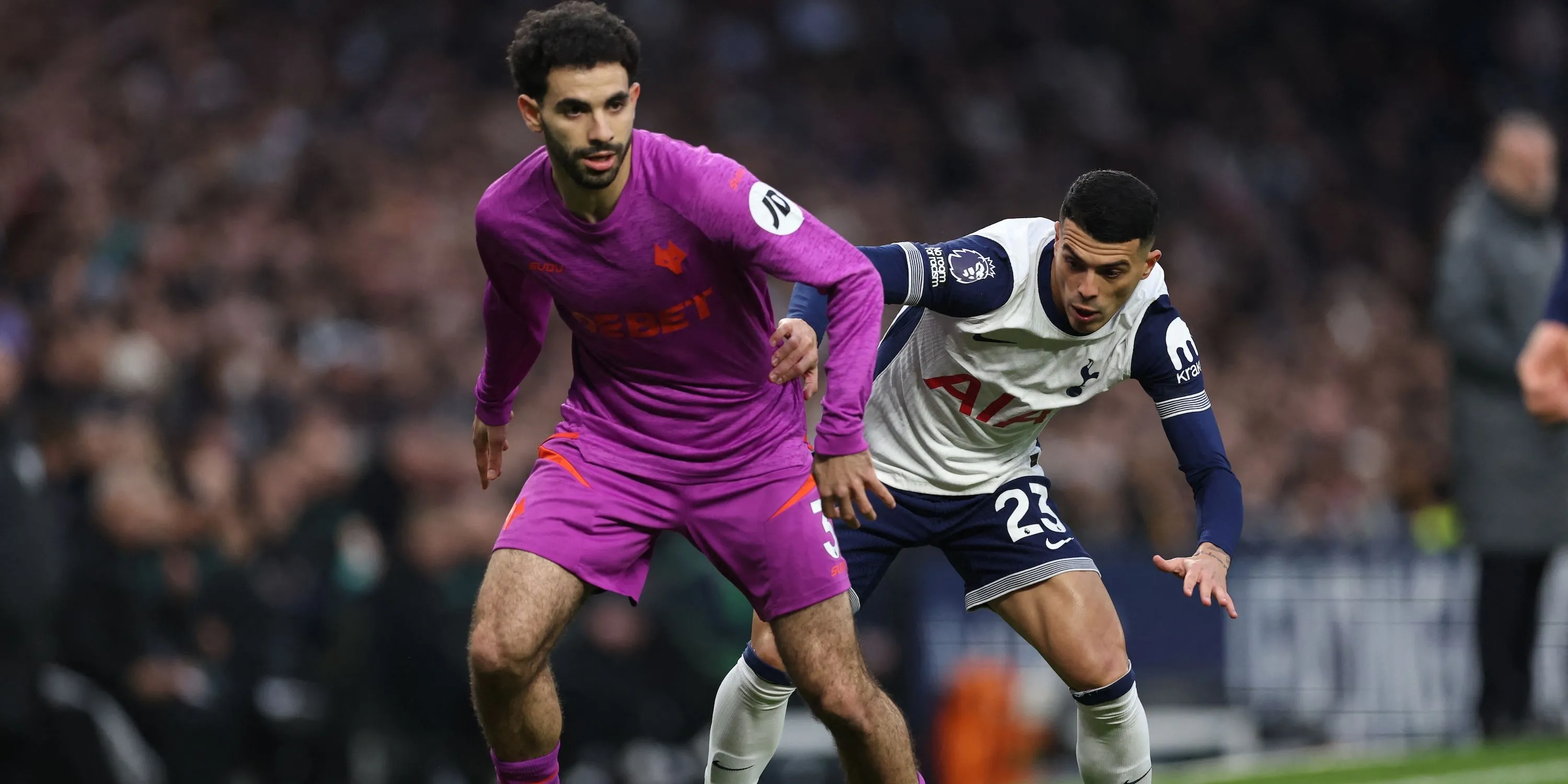Rayan Ait-Nouri của Wolves tranh bóng với Pedro Porro của Tottenham tại Premier League