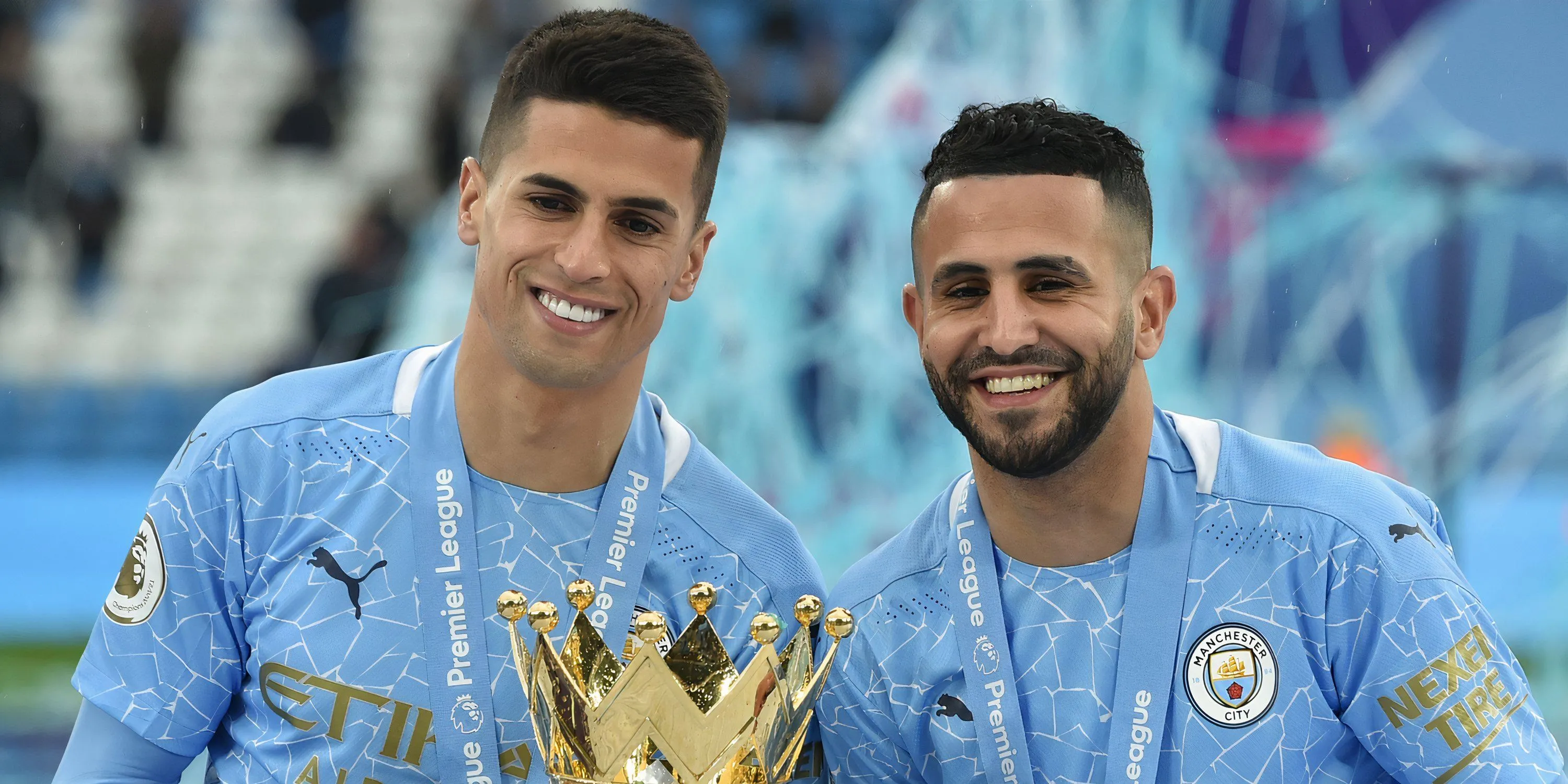 Riyad Mahrez (phải) cùng các đồng đội cũ ở Man City ăn mừng danh hiệu Premier League
