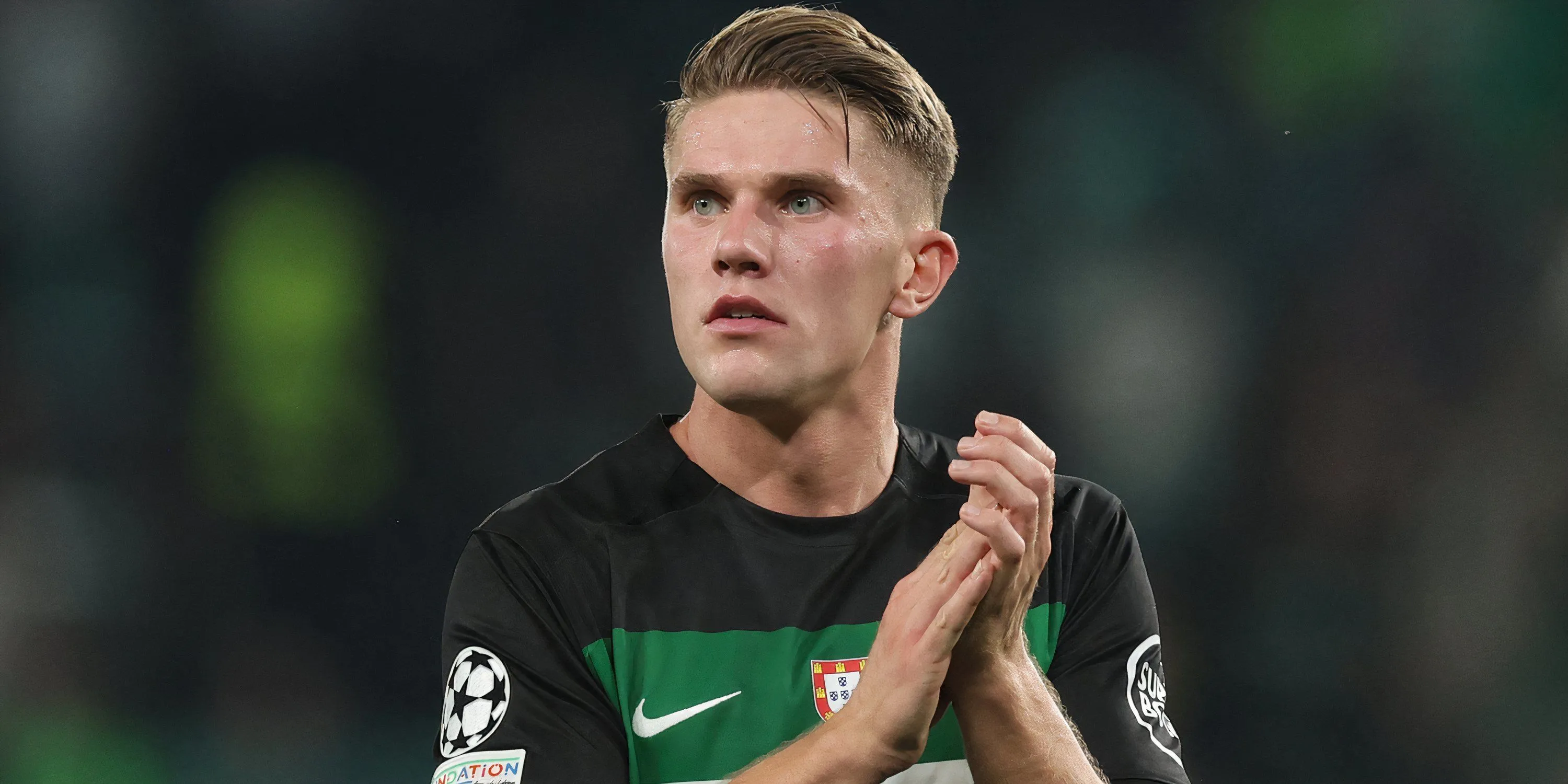 Tiền đạo Viktor Gyokeres, mục tiêu chuyển nhượng của MU, vẫy tay chào người hâm mộ Sporting