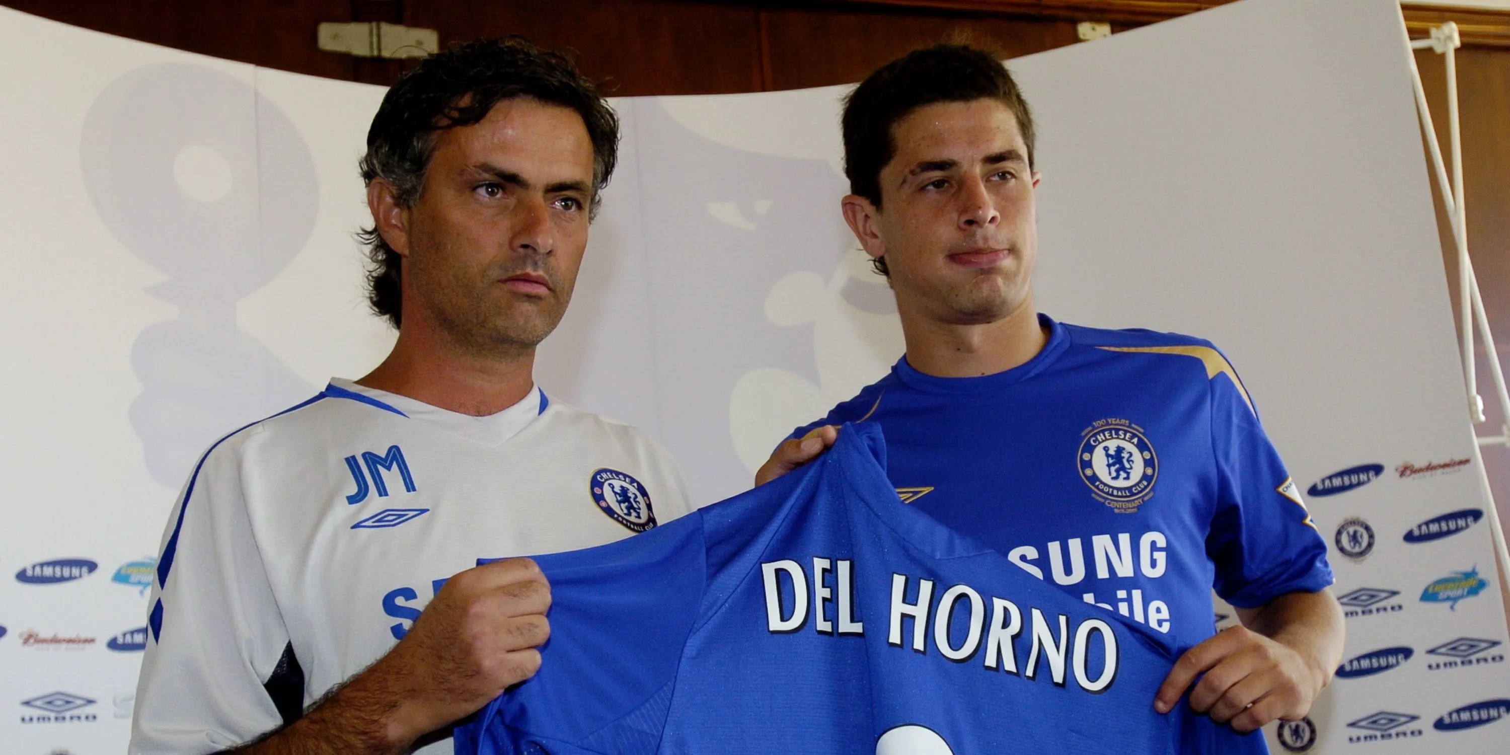 Hậu vệ Asier Del Horno của Chelsea nhận thẻ đỏ trong trận đấu với Barcelona, một cầu thủ mắc lỗi nhiều