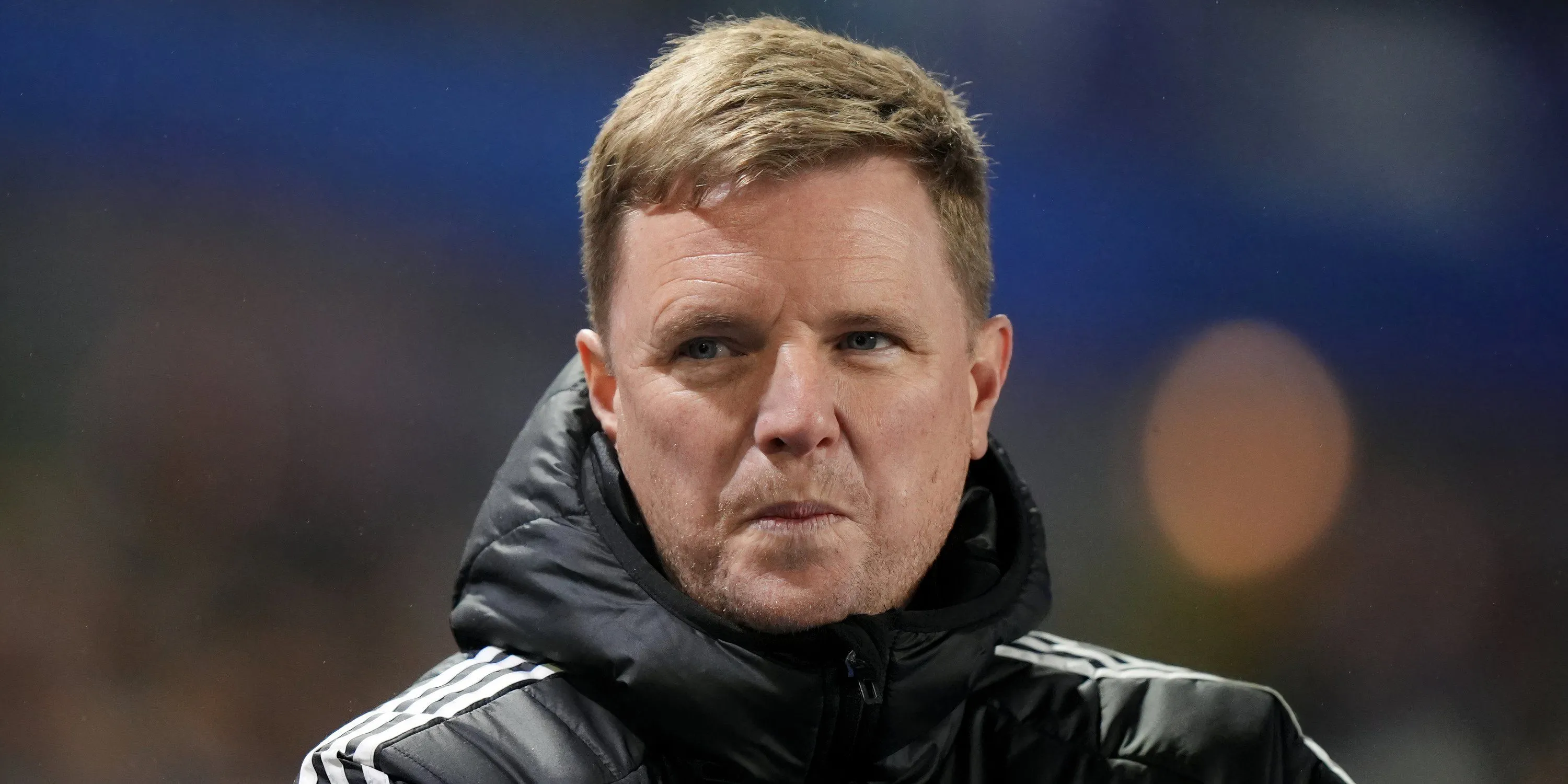 HLV Eddie Howe của Newcastle United trên đường biên, đối mặt với thách thức chuyển nhượng