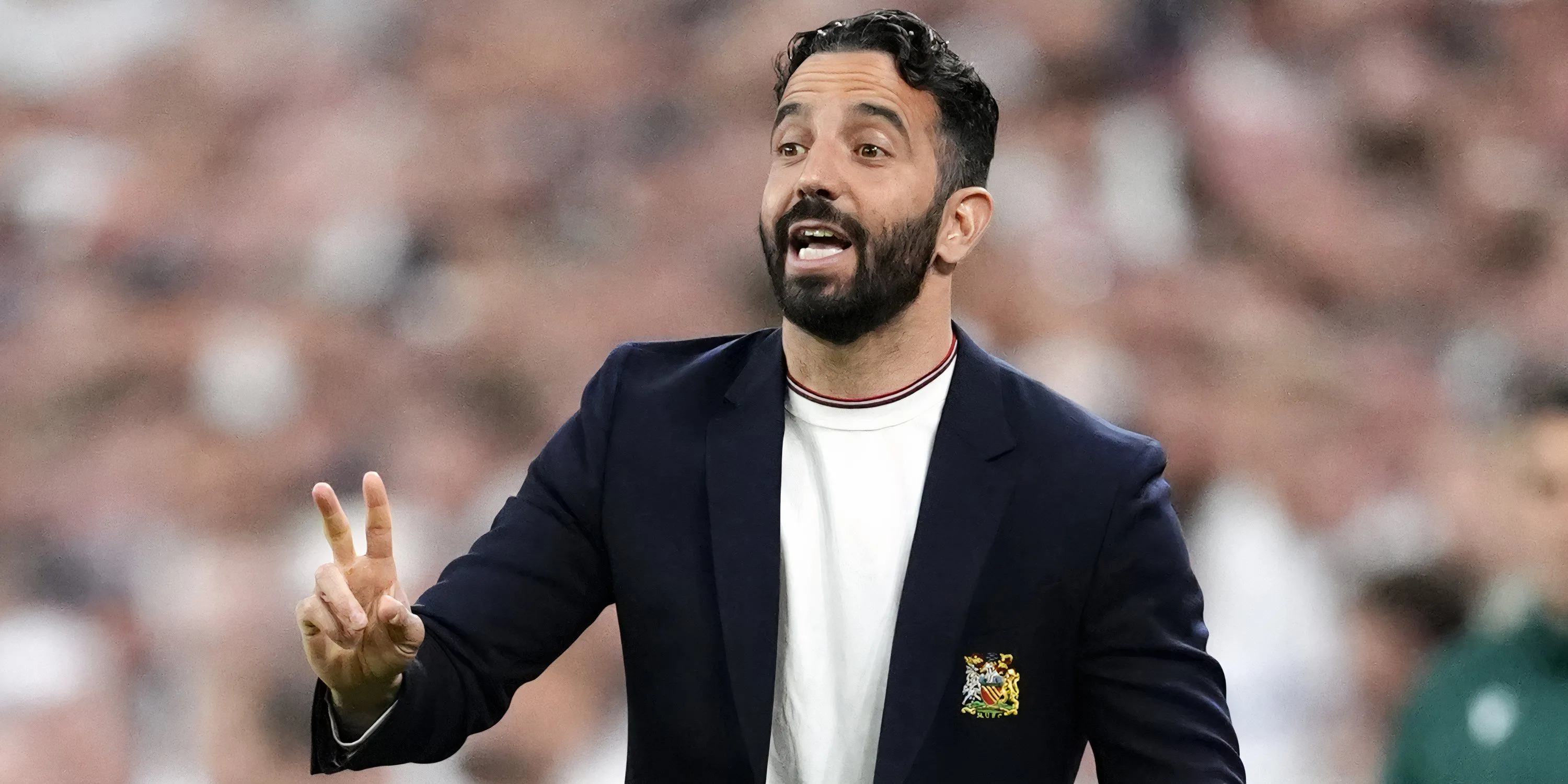 HLV Ruben Amorim của Manchester United trên đường biên chỉ đạo, hình ảnh phản ánh bối cảnh sau mùa giải 2024/25 tệ hại của Quỷ Đỏ.