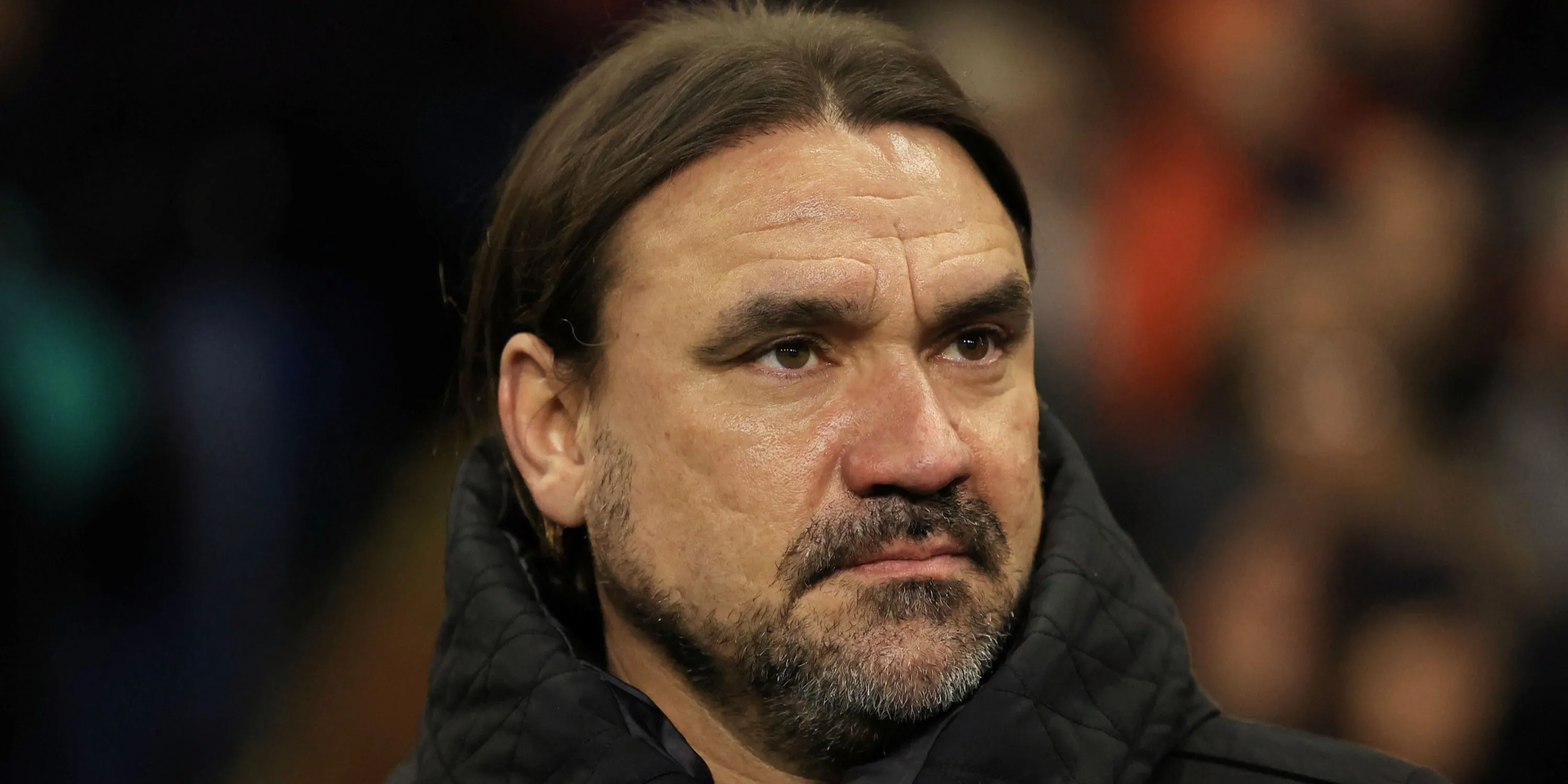 Huấn luyện viên Daniel Farke của Leeds United theo dõi trận đấu từ khu vực kỹ thuật, đang tìm cách tăng cường đội hình.