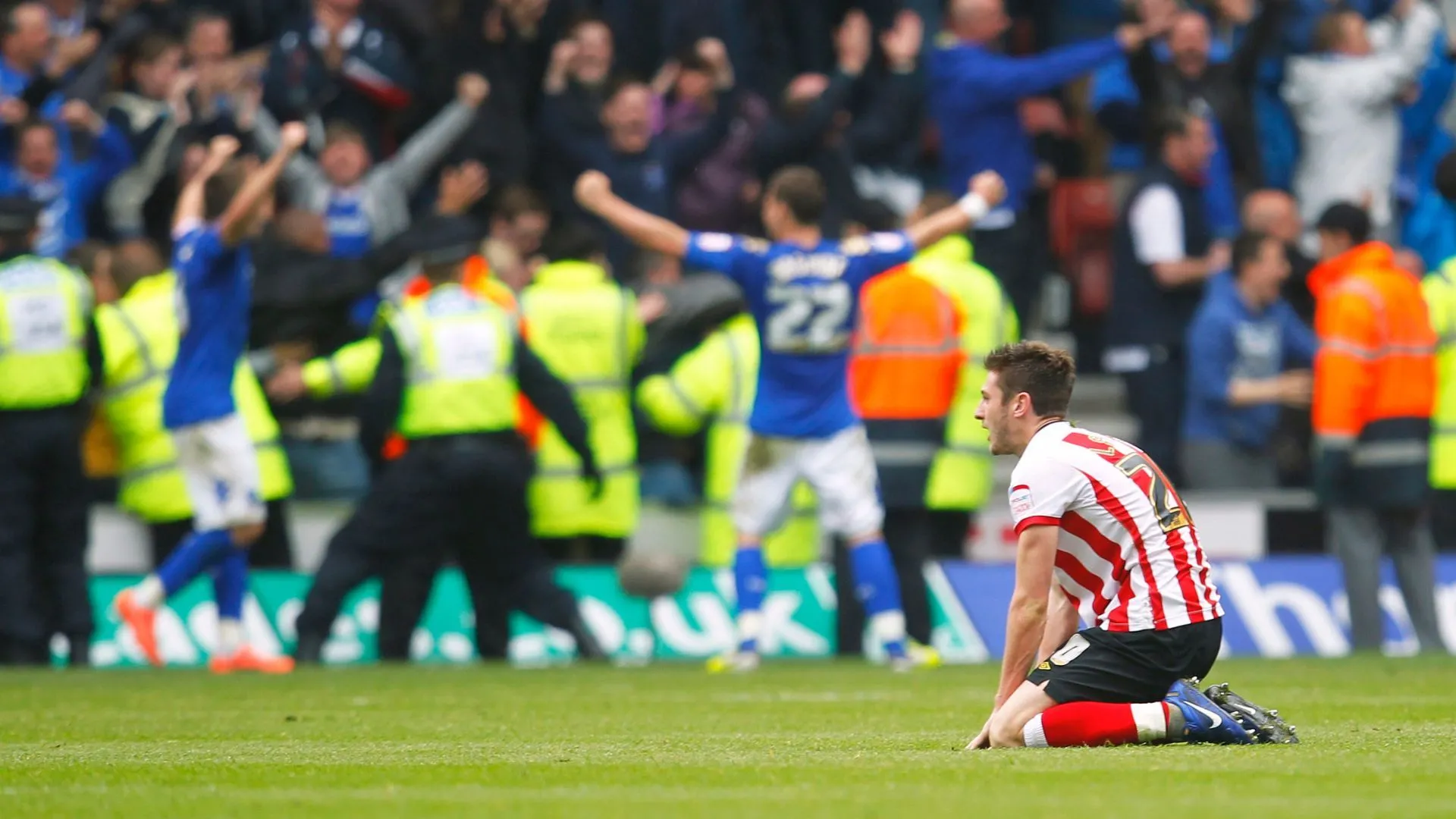 Khoảnh khắc David Norris ăn mừng bàn thắng san bằng tỷ số trong trận derby kịch tính giữa Portsmouth và Southampton.
