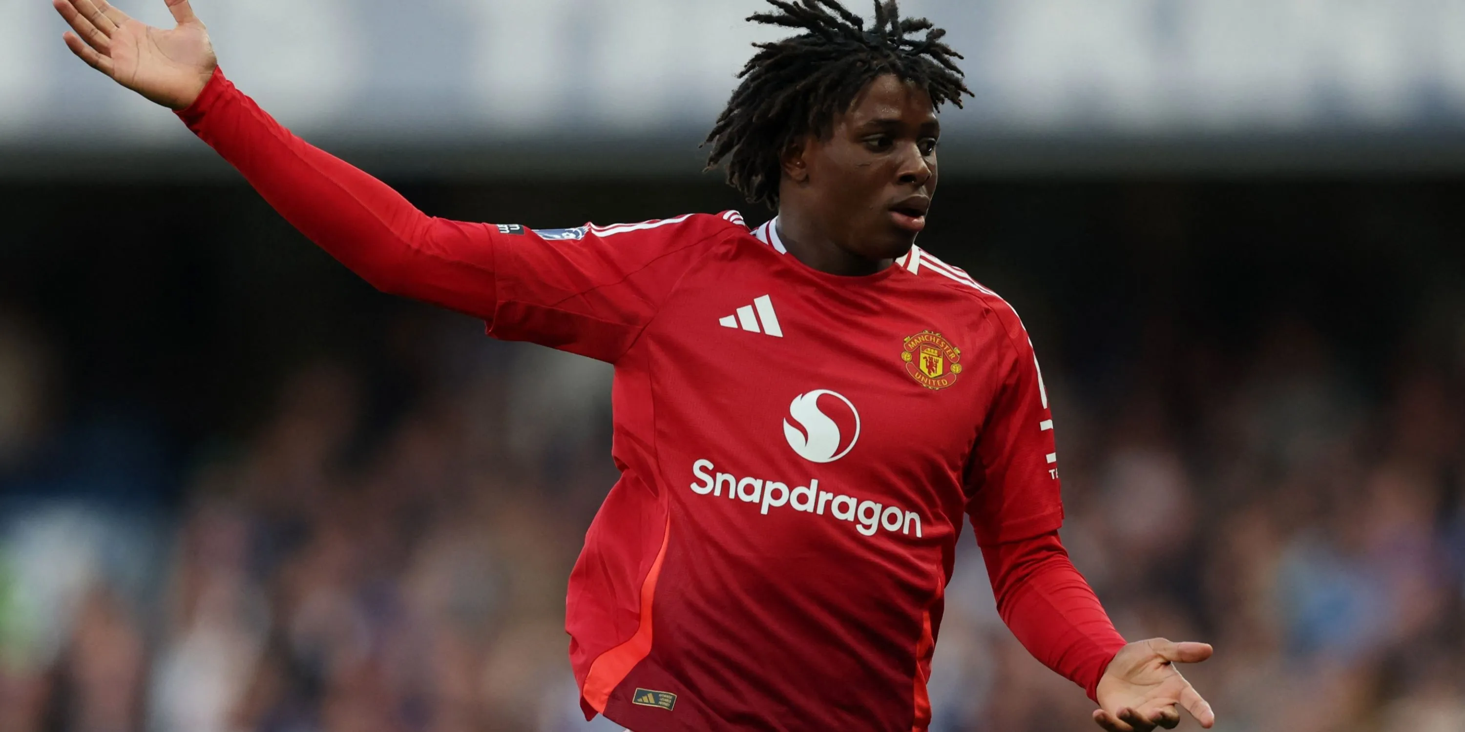 Patrick Dorgu trong màu áo Manchester United thi đấu tự tin trên sân