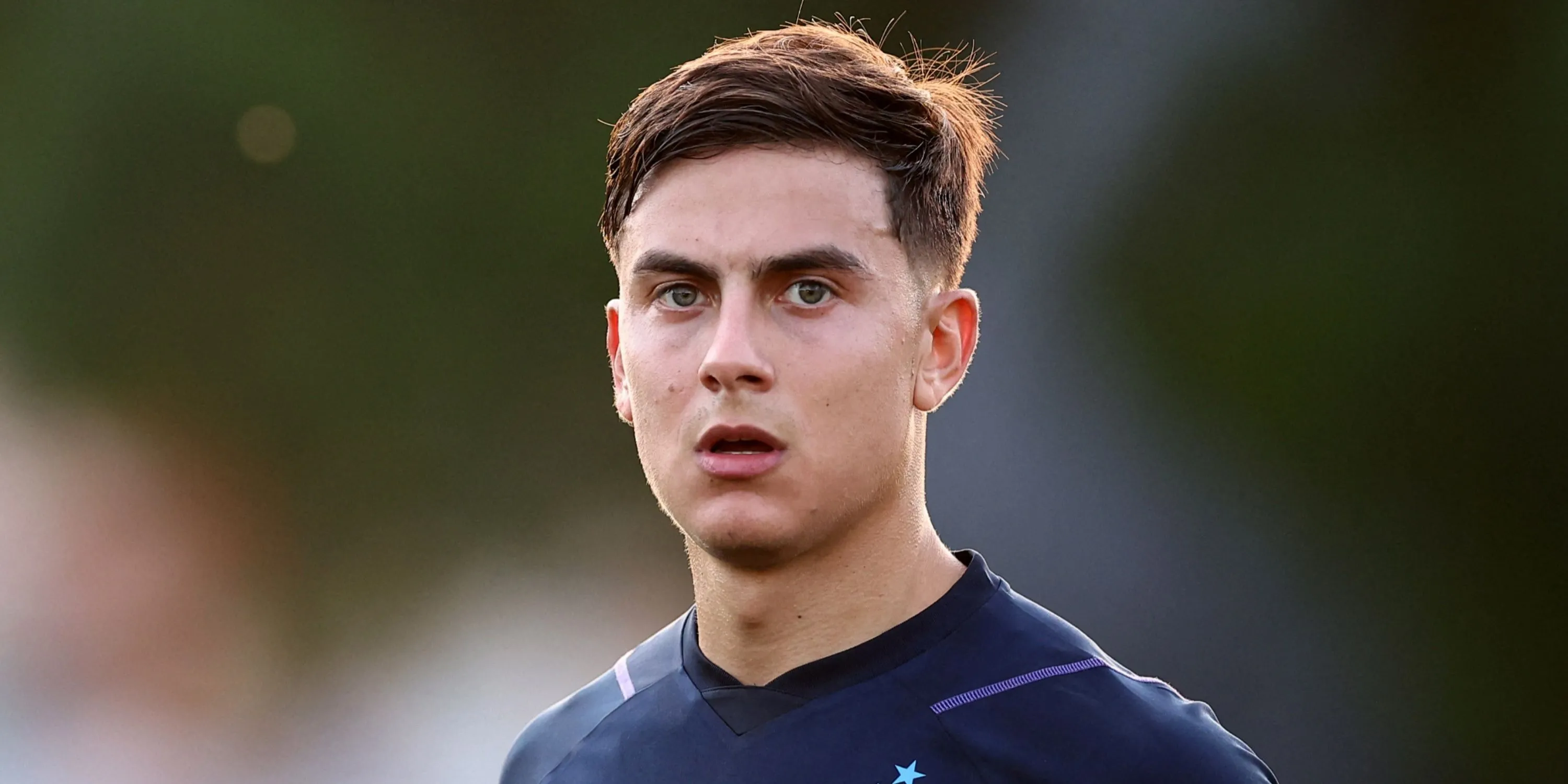 Paulo Dybala thi đấu trong màu áo Roma