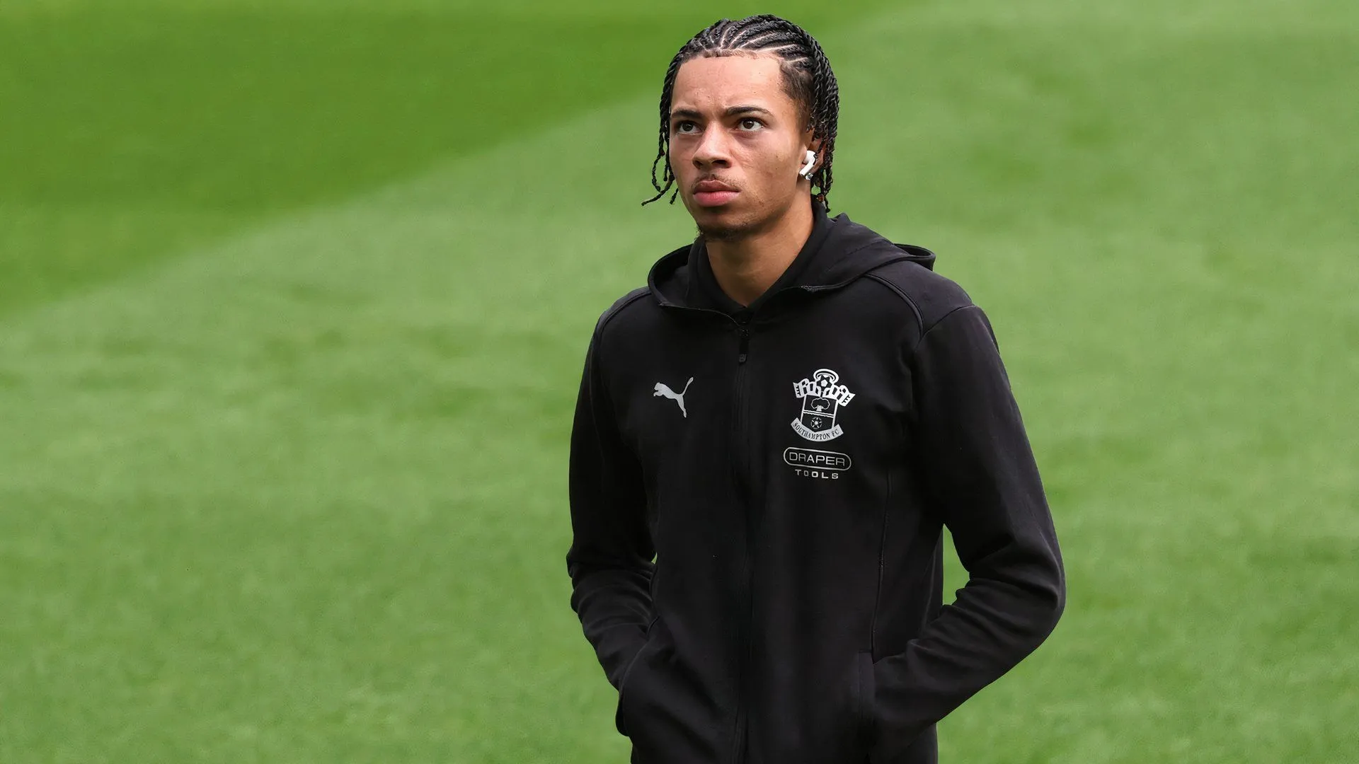 Samuel Edozie thi đấu cho Southampton dưới áp lực chuyển nhượng