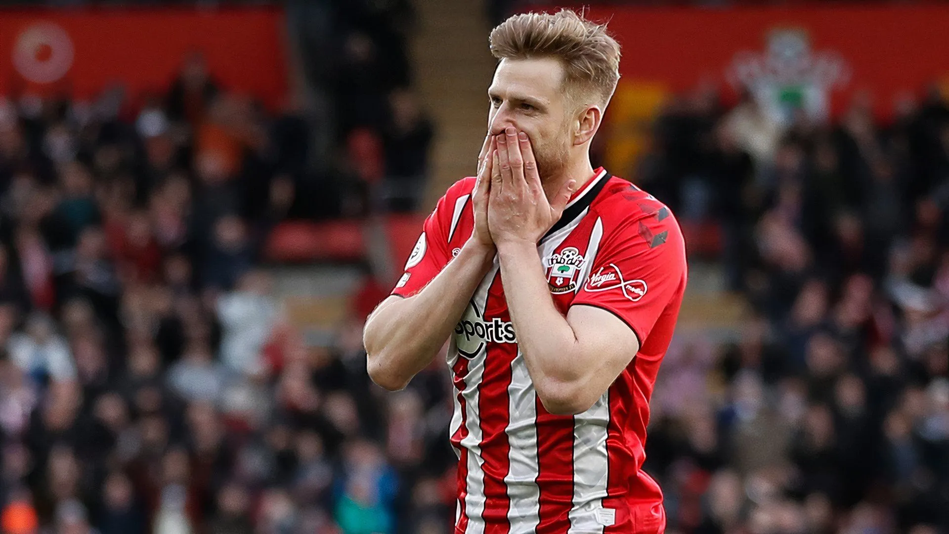 Stuart Armstrong thể hiện kỹ năng trên sân cỏ