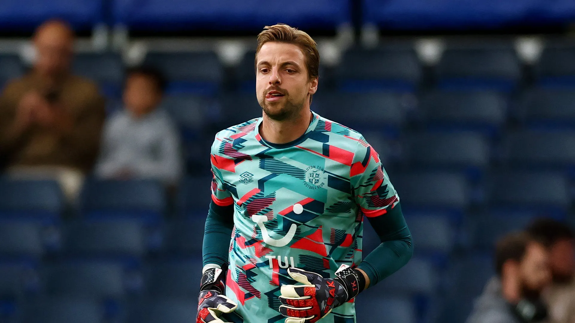 Thủ môn Tim Krul trong màu áo Luton Town đang thi đấu