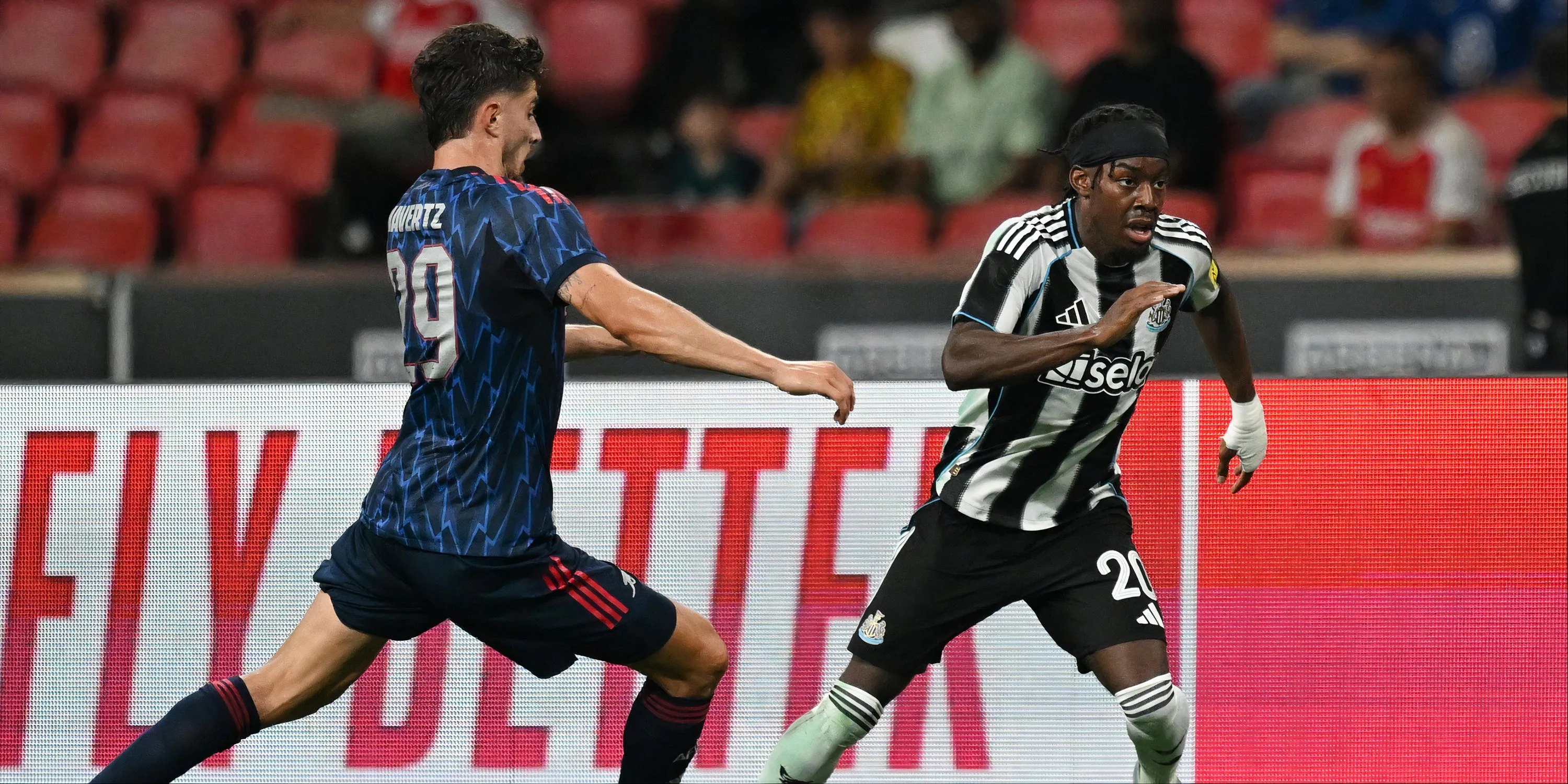 Cầu thủ chạy cánh Anthony Elanga của Newcastle United trong một pha tranh chấp bóng tại Ngoại hạng Anh