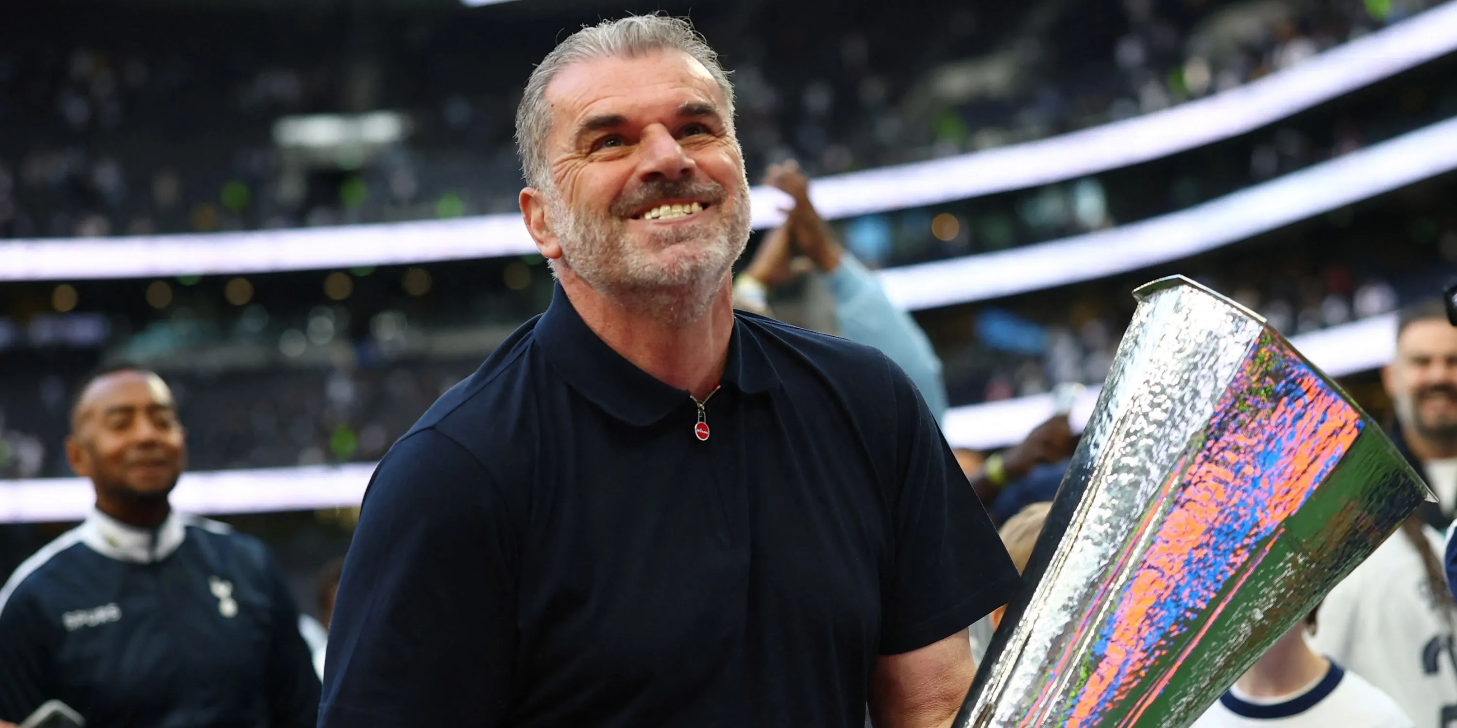 HLV Ange Postecoglou với biểu cảm thất vọng trên sân cỏ Ngoại hạng Anh cùng Tottenham Hotspur.