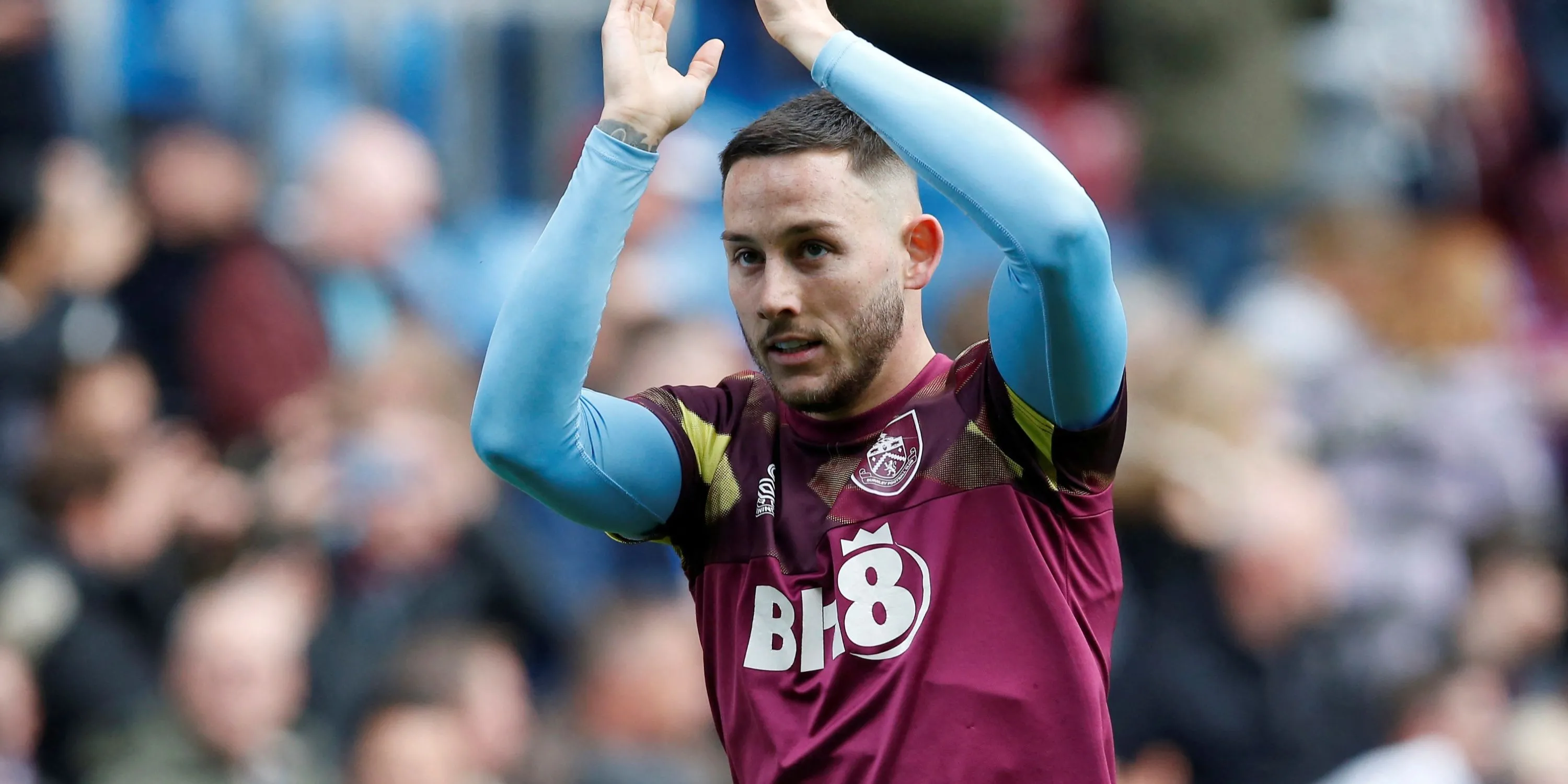 Josh Brownhill ăn mừng bàn thắng trong màu áo Burnley