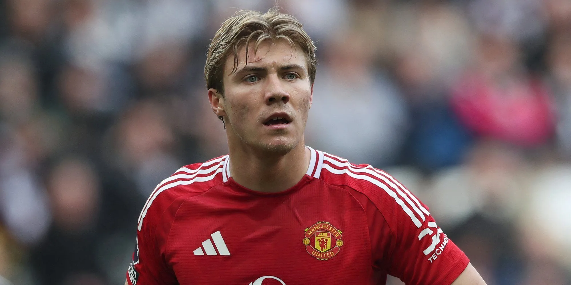 Rasmus Hojlund trong màu áo Manchester United, biểu tượng cho sức trẻ và hy vọng trên hàng công.