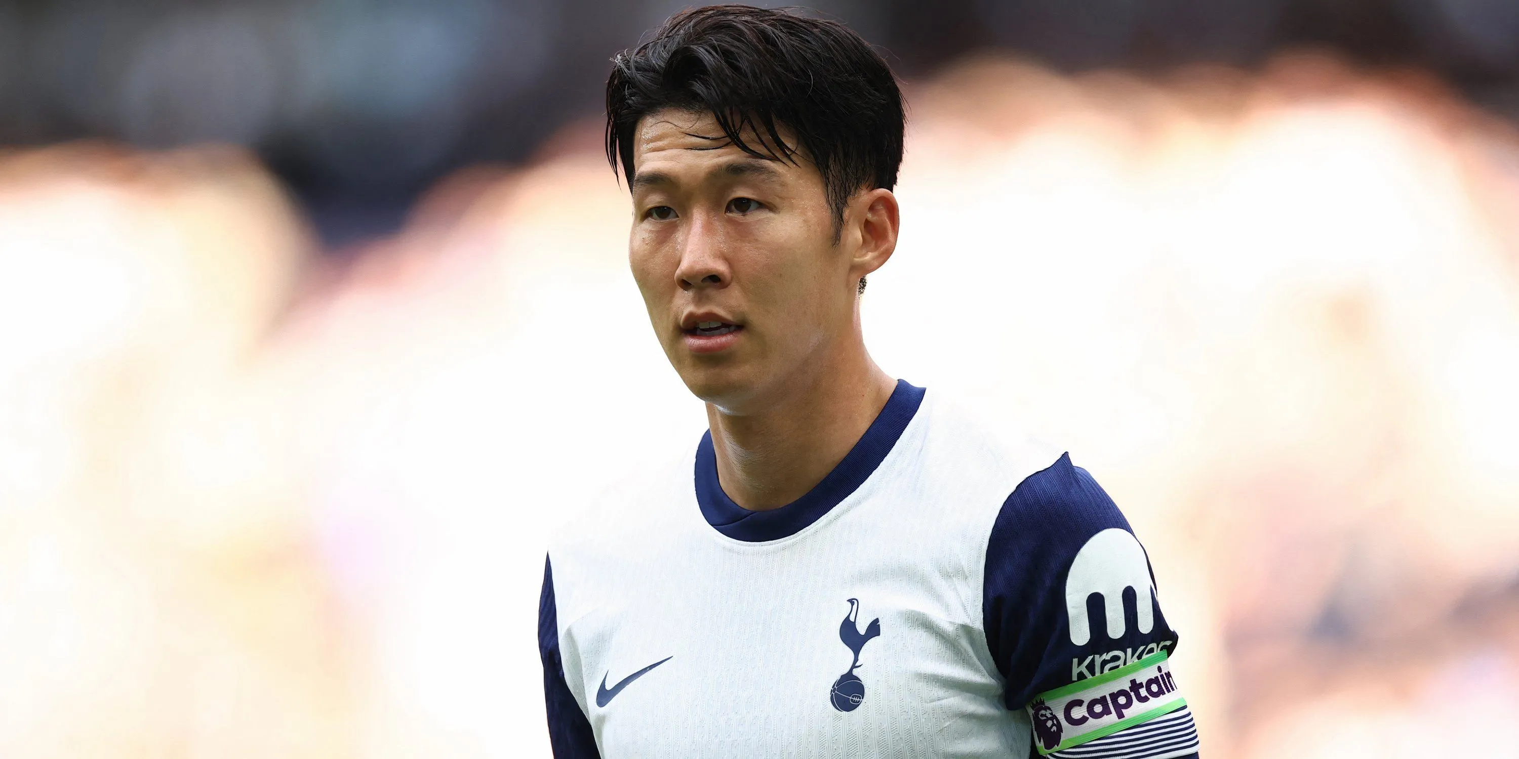 Son Heung-min trong màu áo Tottenham Hotspur, thi đấu tại một trận đấu quan trọng.