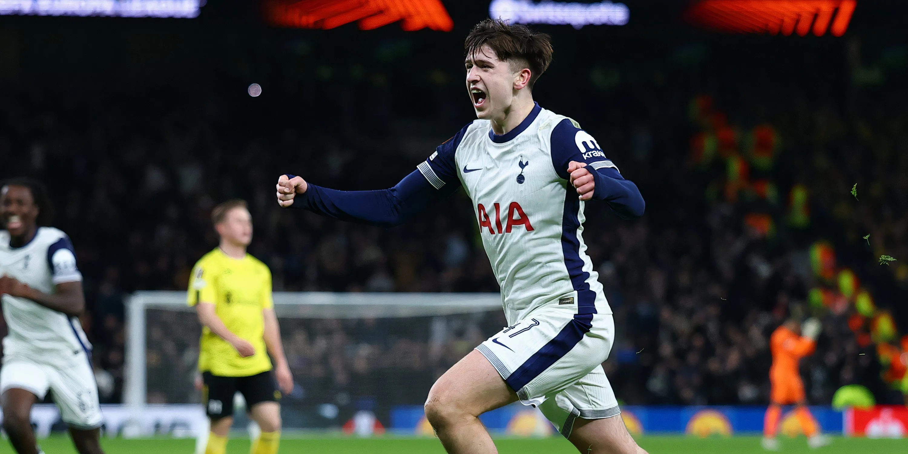 Thần đồng Mikey Moore trong màu áo Tottenham Hotspur, mục tiêu chuyển nhượng của West Brom