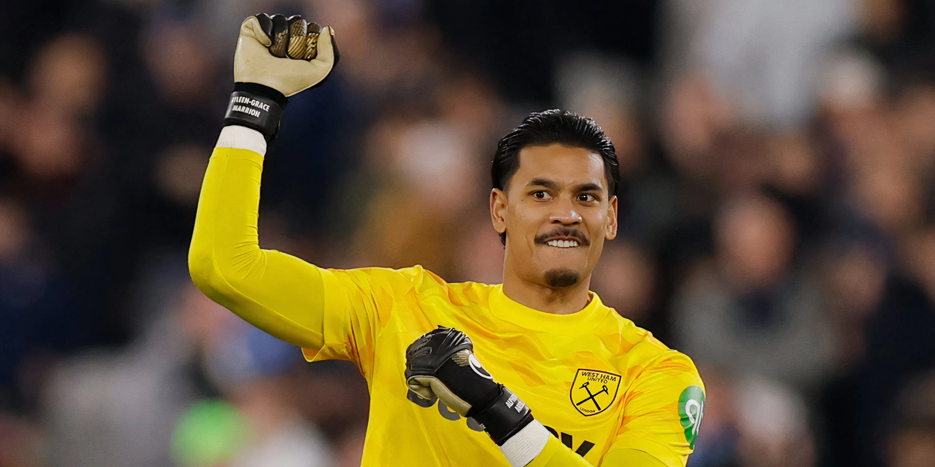 Thủ môn Alphonse Areola của West Ham United trong một trận đấu Ngoại hạng Anh
