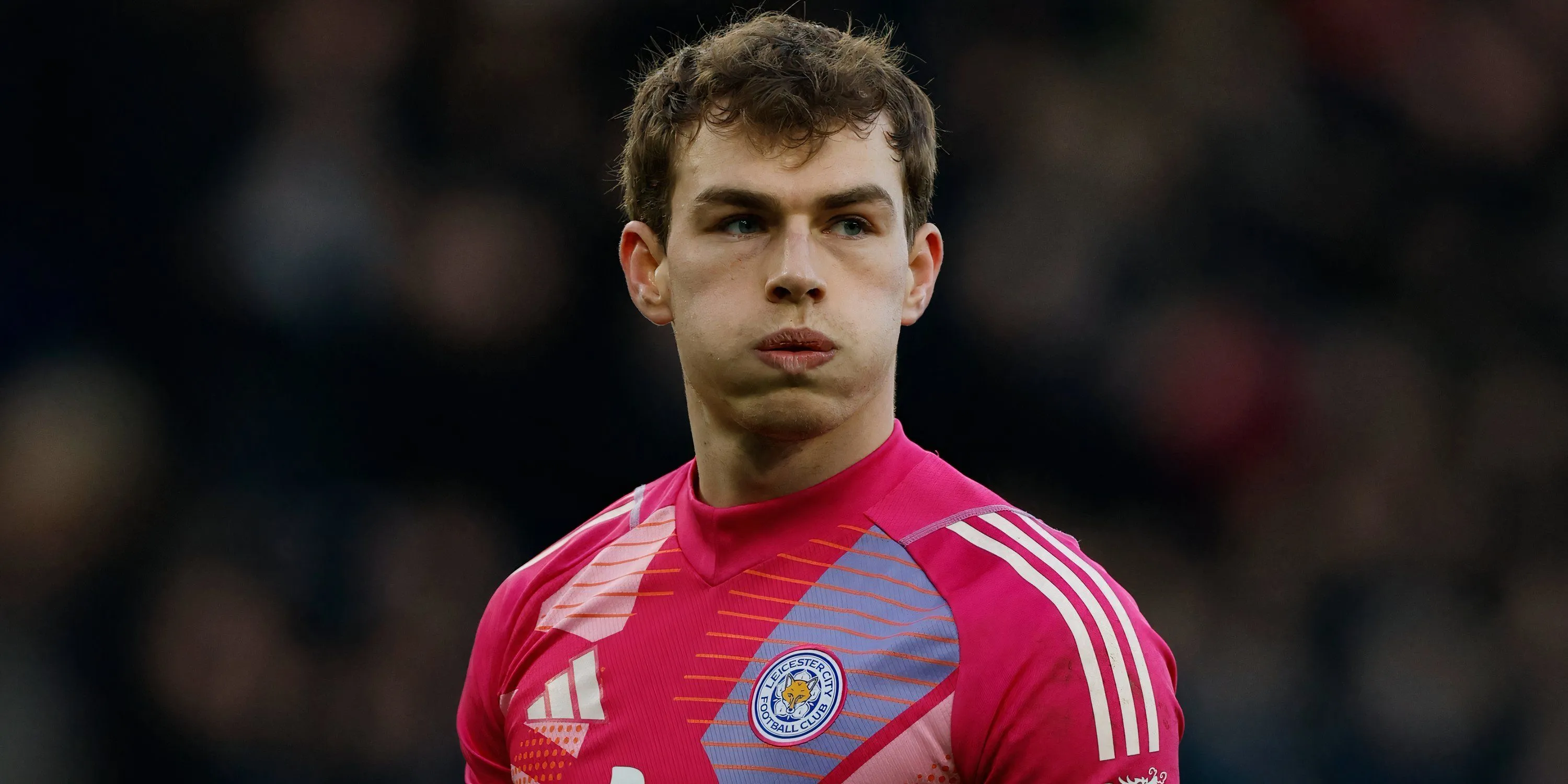 Thủ môn Mads Hermansen trong màu áo Leicester City tại giải Ngoại hạng Anh