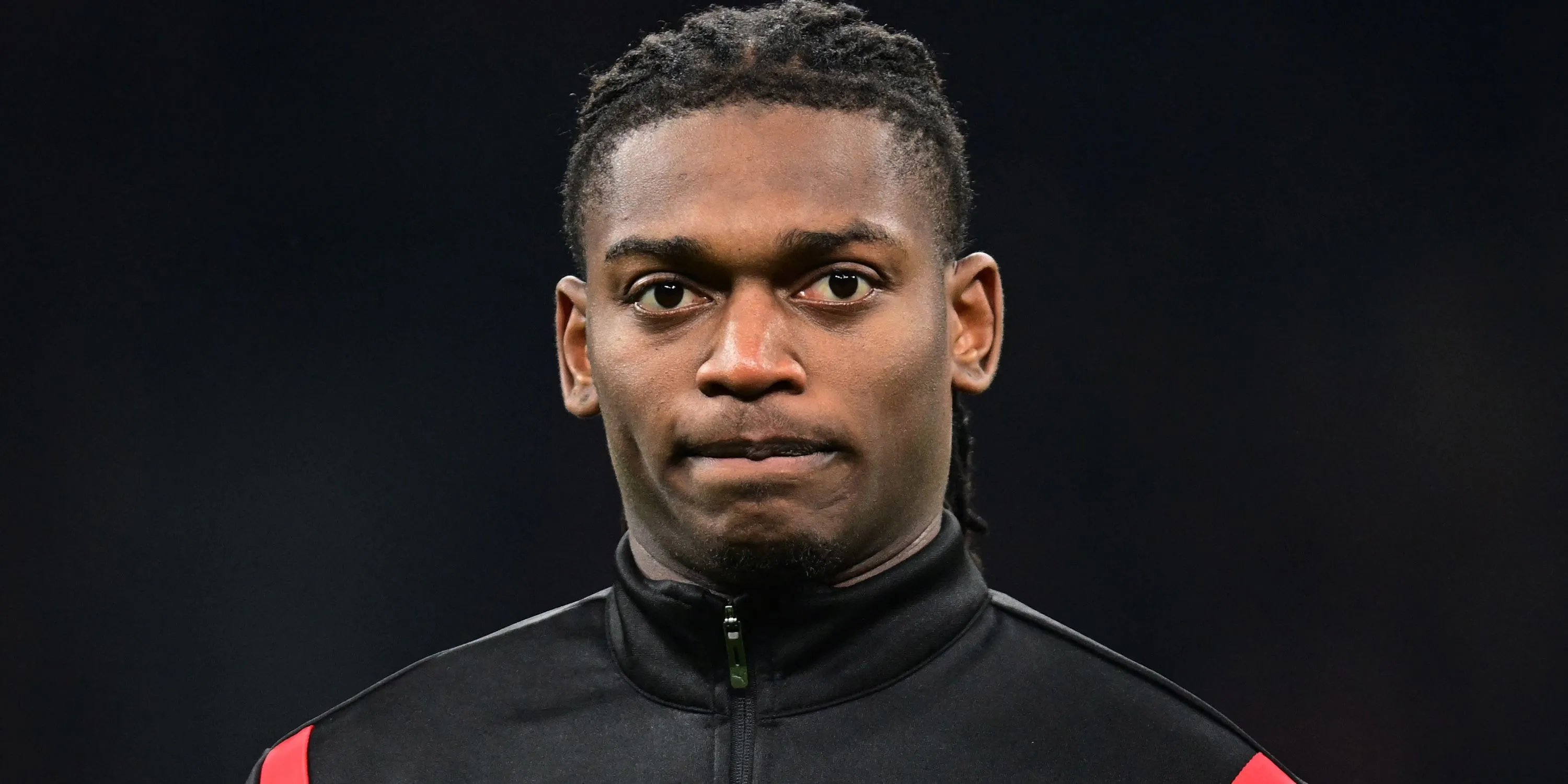 Tiền đạo cánh Rafael Leao của AC Milan trên sân cỏ, chuẩn bị cho trận đấu.