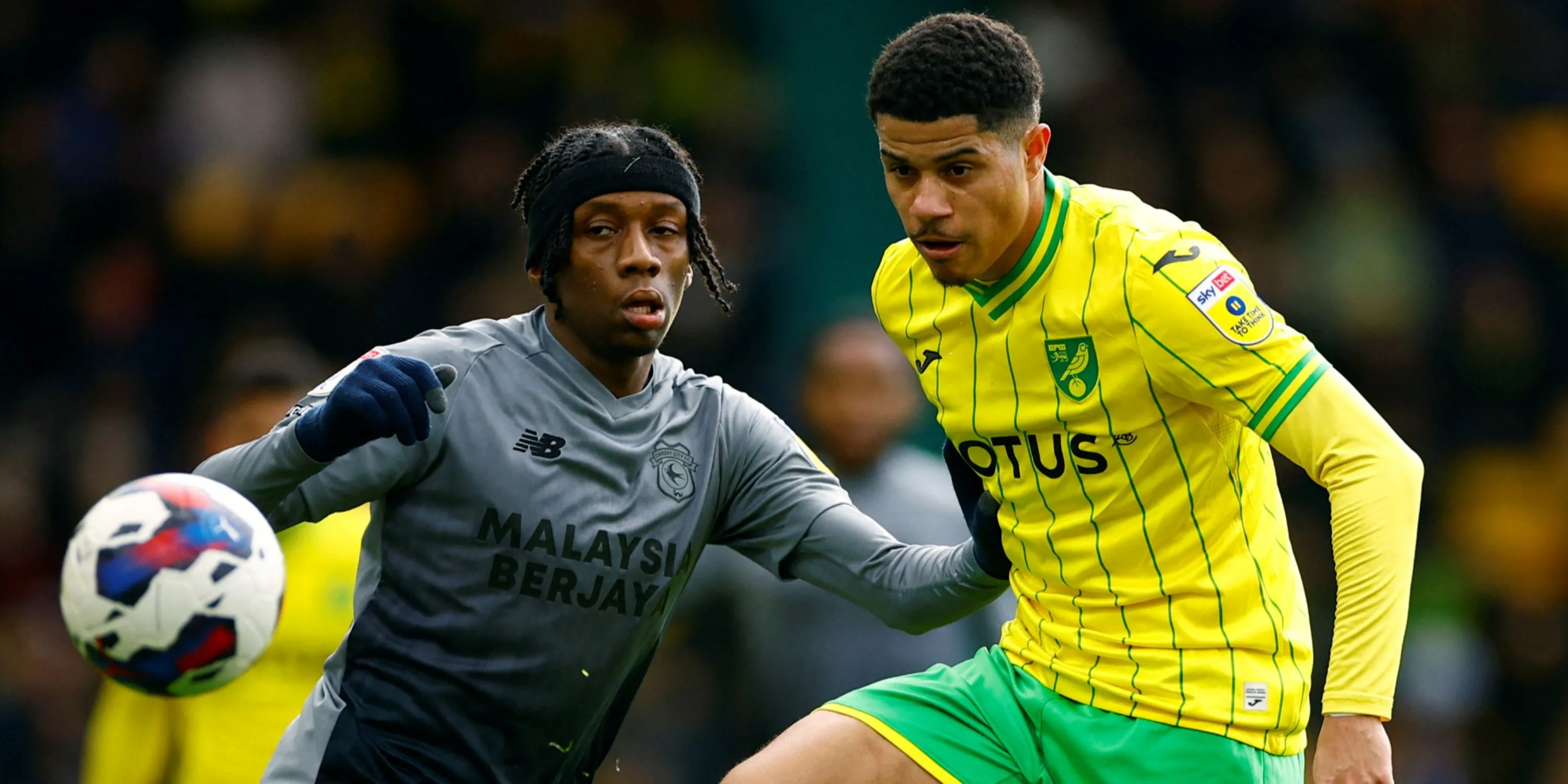 Tiền vệ Gabriel Sara trong màu áo Norwich City, mục tiêu tiềm năng của Leeds United.