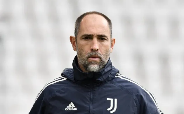 HLV Igor Tudor buồn rầu trên băng ghế huấn luyện Juventus ngay sau khi CLB thông báo sa thải