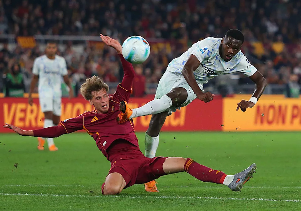 Inter Milan vươn lên đỉnh bảng Serie A sau chiến thắng trước Roma