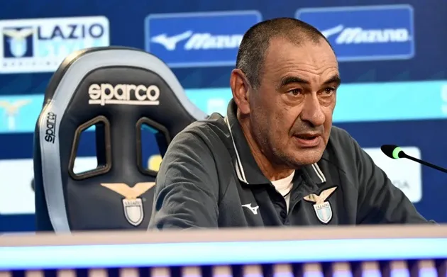 Maurizio Sarri mỉm cười hài lòng sau trận, động viên học trò Lazio sau bàn thắng quyết định của Toma Basic