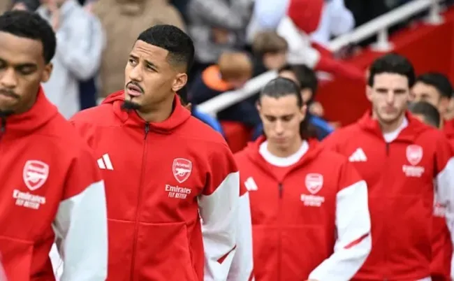 Mikel Arteta và các cầu thủ Arsenal ăn mừng dẫn đầu Ngoại hạng Anh