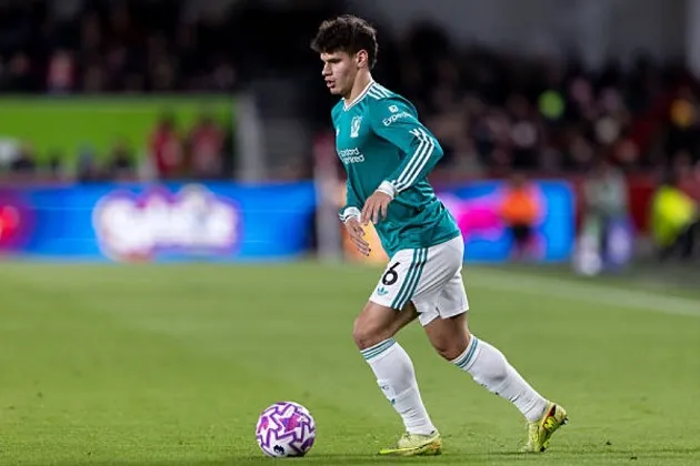 Milos Kerkez trong màu áo Liverpool mắc lỗi vị trí, phơi bày vấn đề hàng thủ.