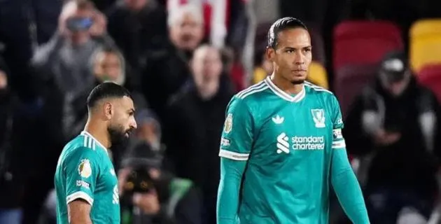 Mohamed Salah và Virgil van Dijk sau trận thua Brentford, biểu hiện thất vọng thể hiện Liverpool sa sút mùa giải này