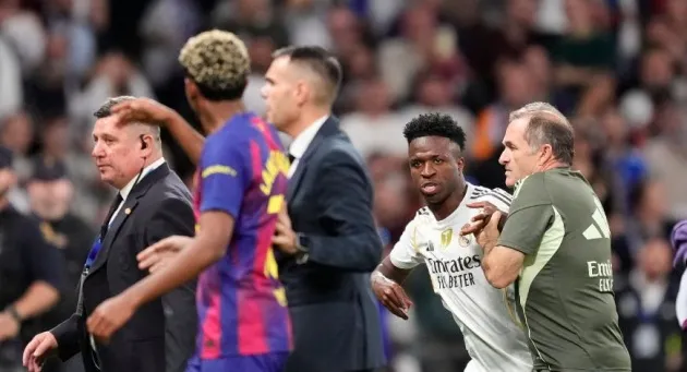 Vinicius Jr và Lamine Yamal đối mặt căng thẳng sau trận El Clasico, lực lượng an ninh can thiệp