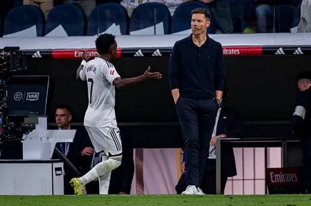 Vinicius Junior phản ứng khi bị HLV Xabi Alonso rút khỏi sân ở El Clasico tại Bernabeu