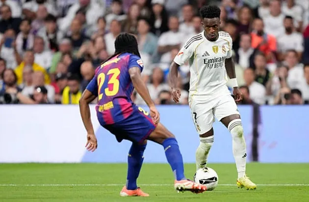 Vinicius Junior xâm nhập hành lang trái gây áp lực cho hàng thủ Barcelona trong El Clasico