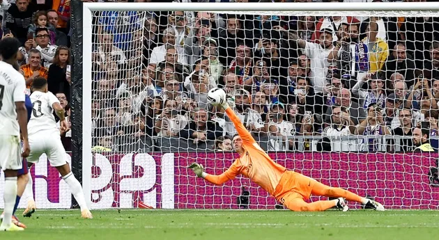 Wojciech Szczesny cản phá phạt đền của Kylian Mbappé trong trận El Clasico La Liga 2025/26, cứu thua cho Barcelona