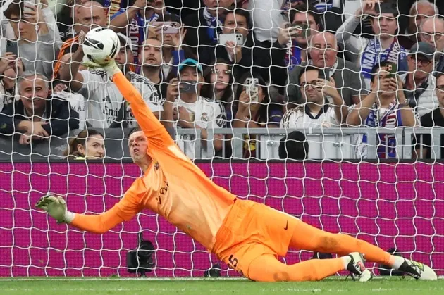 Wojciech Szczesny nhảy sang phải cản phá quả phạt đền của Kylian Mbappé tại sân Bernabéu