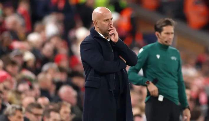 Arne Slot đang đối mặt với áp lực lớn tại Liverpool