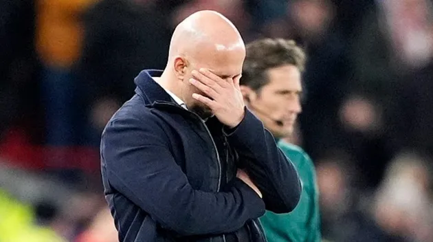 Arne Slot loay hoay tìm lối thoát ở Liverpool.