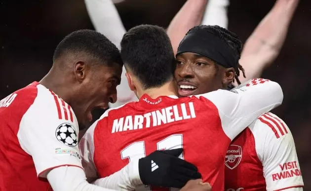 Noni Madueke ăn mừng bàn thắng quan trọng vào lưới Bayern Munich cùng Saliba và đồng đội